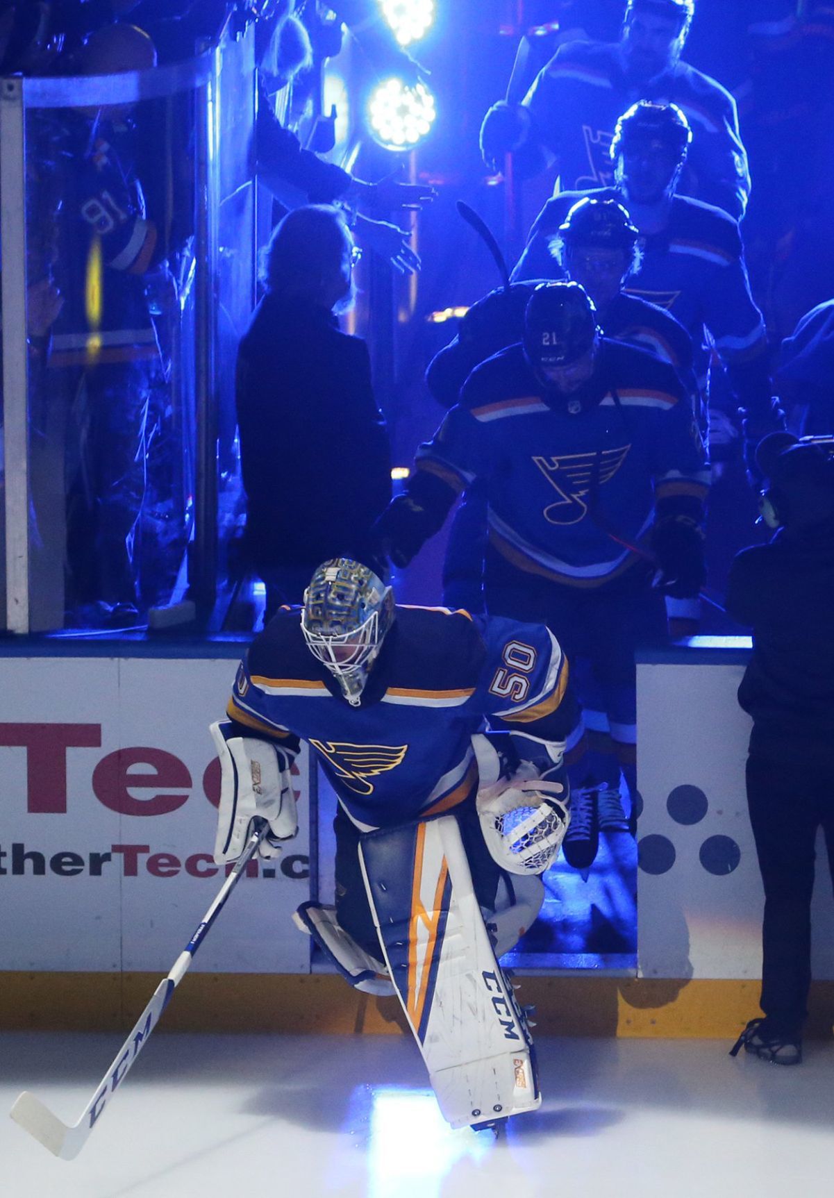 Blues and sharks go to the game 6 of the semifinals